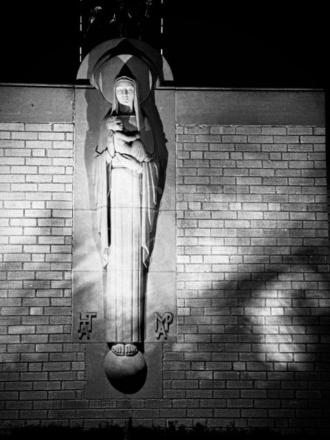 Mary with child (statue)